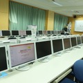 三鷹中等教育学校のコンピュータ教室では中間モニターも設置している