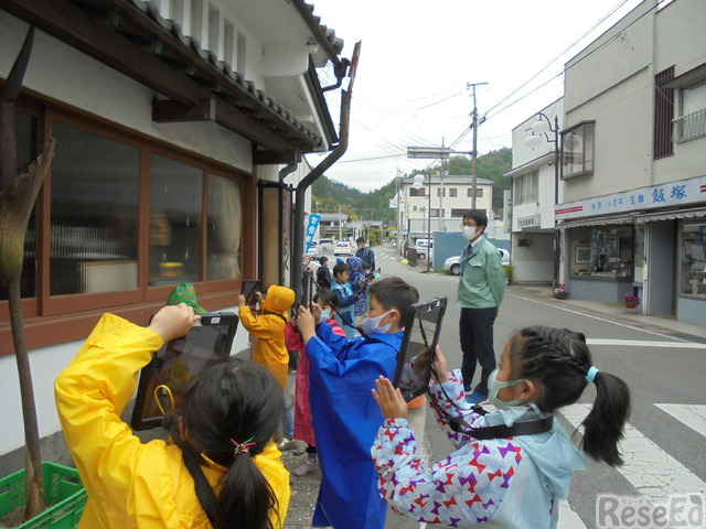 下仁田町の学校では、校外学習でも端末を有効活用している